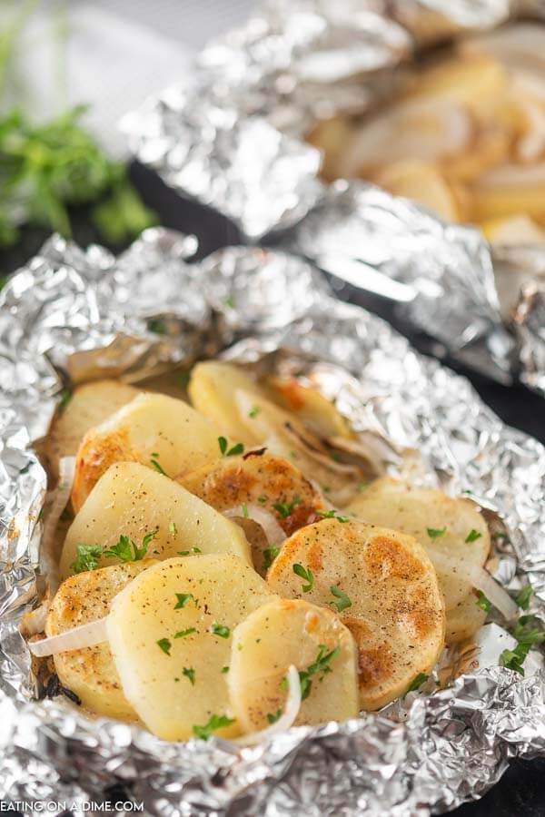 BBQ Grilled potatoes in foil packets – The Tasty Chilli