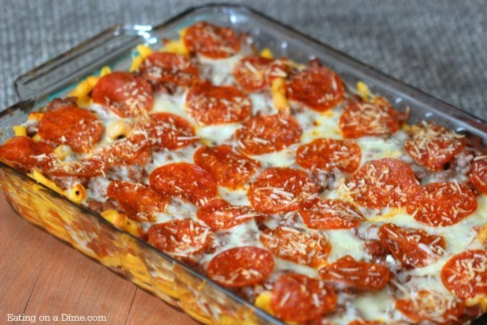 Dit makkelijke pizza ovenschotel recept is een familie blijvertje! Een makkelijk ovenschotel recept. Plus deze pizza pasta ovenschotel is een gemakkelijke vriezer maaltijd. Probeer het vandaag nog!