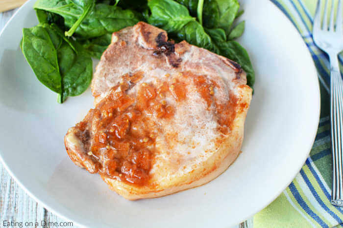 Coke marinata rende più gustosa e Facile Braciola di Maiale al Forno Ricetta. Le costolette di maiale al forno facili sono tenere e saporite. Questo pasto è sicuro di impressionare. 