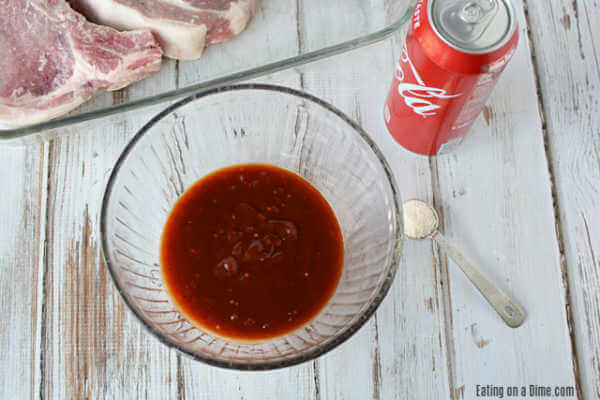 El adobo de Coca-Cola es la receta de Chuletas de cerdo al horno más deliciosa y fácil. Las chuletas de cerdo fáciles de hornear son tiernas y sabrosas. Esta comida seguro que impresionará. 