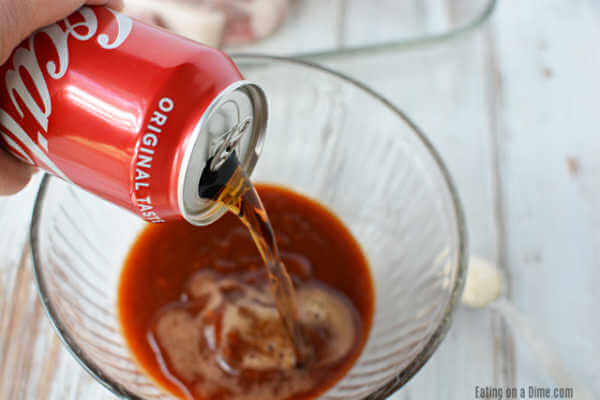 cokes marinade is het lekkerste en gemakkelijkste gebakken varkenskotelet. Gemakkelijk gebakken varkenskoteletten zijn mals en smaakvol. Deze maaltijd zal zeker indruk maken. 