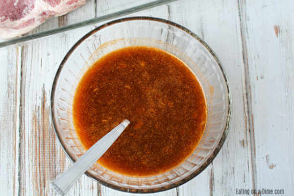 Koks Marinade macht das leckerste und einfach gebackene Schweinekotelett Rezept. Leicht gebackene Schweinekoteletts sind zart und würzig. Dieses Essen ist sicher zu beeindrucken. 