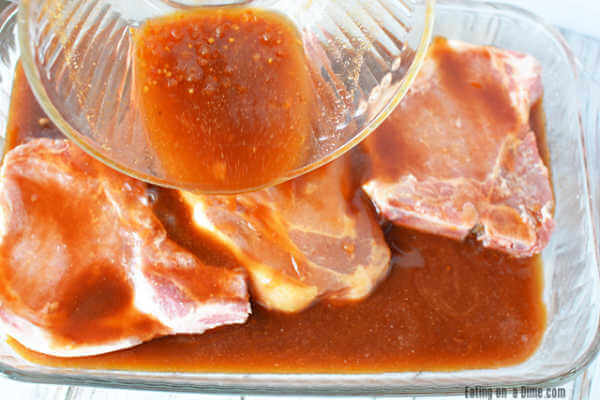 Koks Marinade macht das leckerste und einfach gebackene Schweinekotelett Rezept. Leicht gebackene Schweinekoteletts sind zart und würzig. Dieses Essen ist sicher zu beeindrucken. 