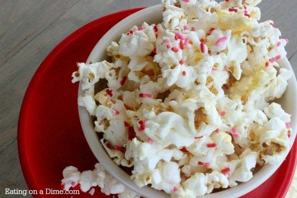 Cette recette de pop-corn au chocolat blanc de la Saint-Valentin est facile à faire et sera sûrement un succès ! C'est le parfait régal de la Saint-Valentin à faire qui est si savoureux.'s Day White Chocolate Popcorn Recipe is easy to make and sure to be a hit! It's the perfect Valentine's Day Treat to make that is so tasty.