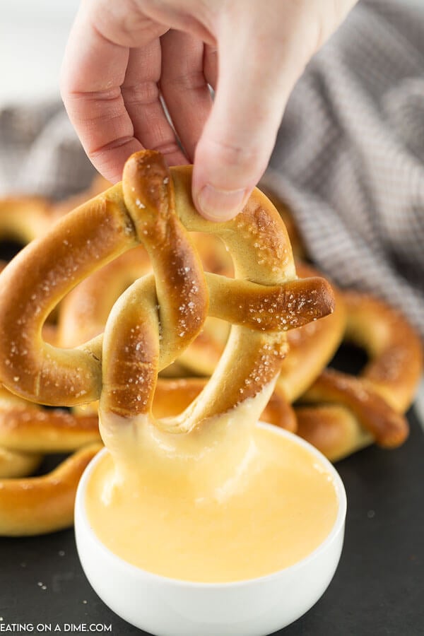Cheese sauce for pretzels - Easy Pretzel Cheese dip