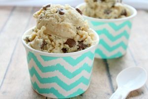 Chocolate chip cookie dough frozen yogurt - simple and easy