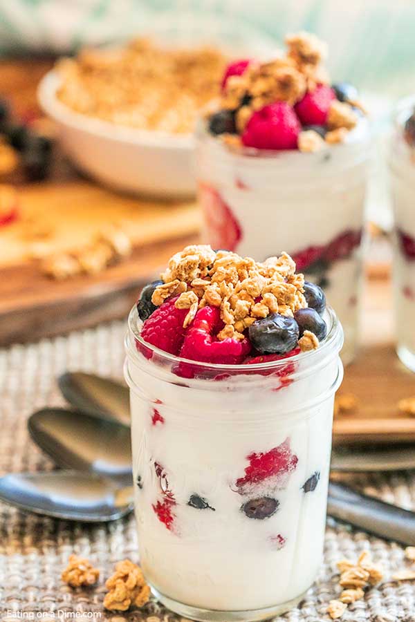 Easy fruit and yogurt parfait - quick and easy yogurt parfait