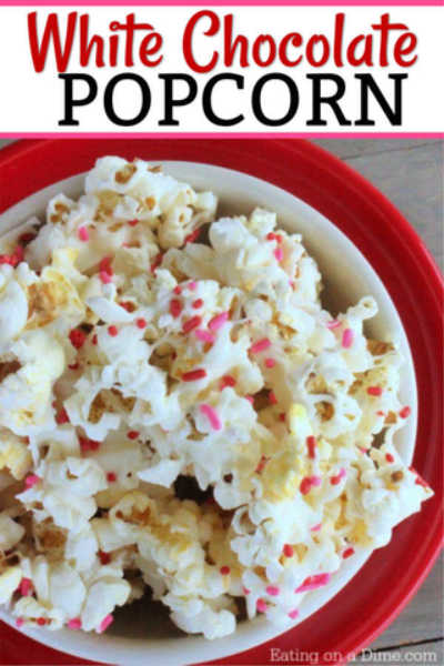 Questa ricetta di popcorn al cioccolato bianco per San Valentino è facile da fare e sarà sicuramente un successo! È il perfetto trattamento di San Valentino da fare che è così gustoso.'s Day White Chocolate Popcorn Recipe is easy to make and sure to be a hit! It's the perfect Valentine's Day Treat to make that is so tasty.