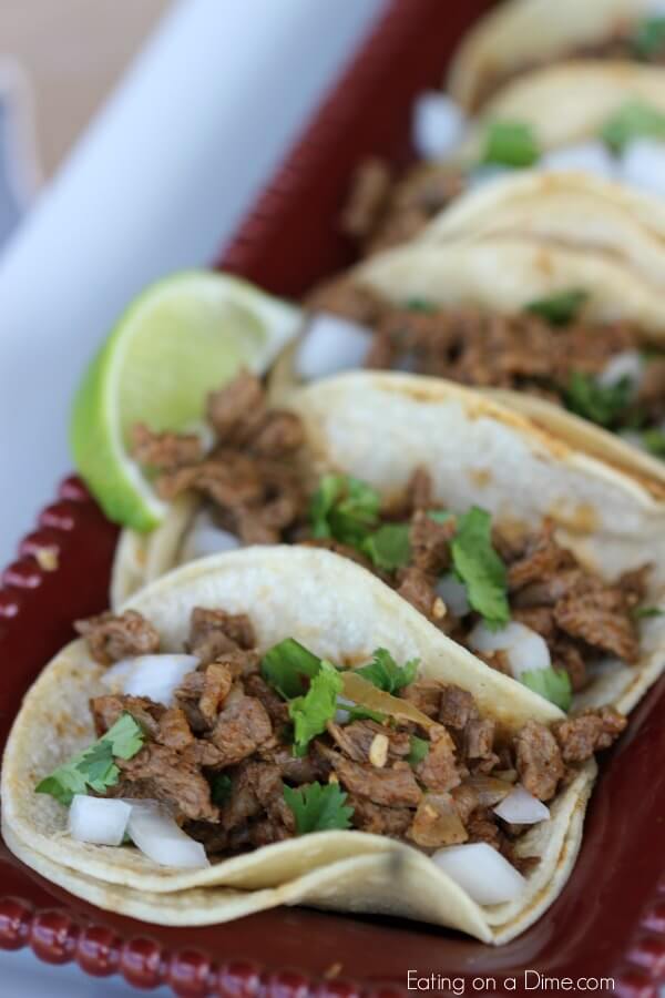 prøv Carne Asada Street Tacos for en hurtig og velsmagende måltid ide. Carne asada tacos er fyldt med smag. Alle vil elske denne nemme Carne asada opskrift.