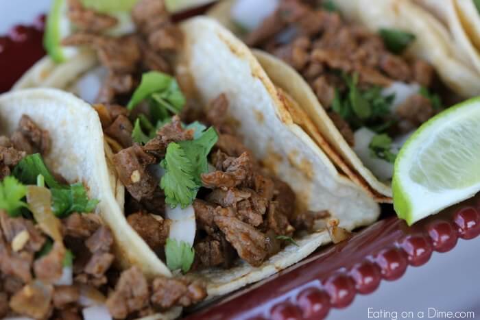 Probeer Carne Asada Straat taco ' s voor een snelle en smakelijke maaltijd idee. Carne asada Taco ' s zitten boordevol smaak. Iedereen zal genieten van dit eenvoudige Carne asada recept.