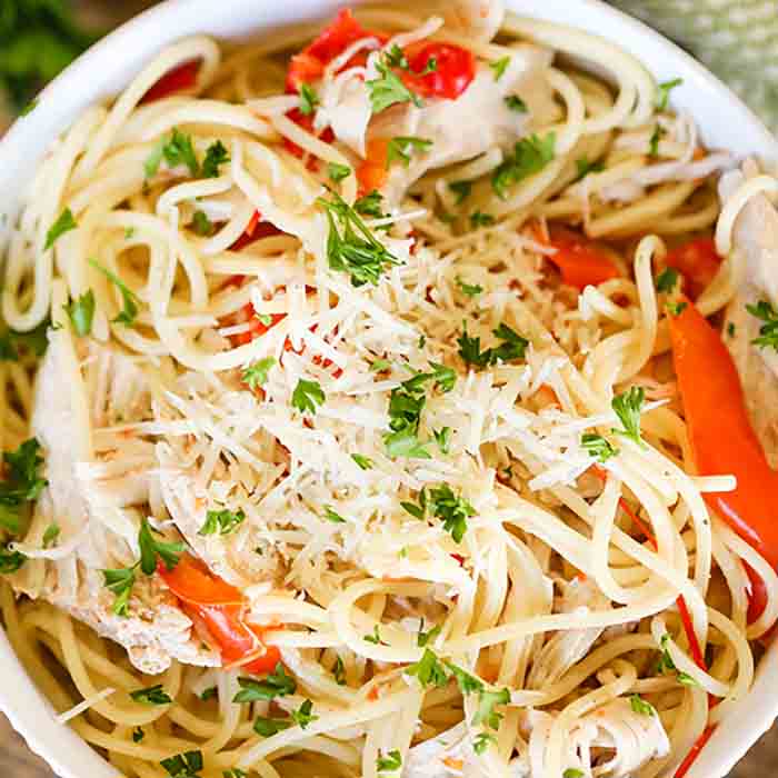 Crock Pot Cajun Chicken Pasta Recipe jest kremowy i pyszny z odrobiną ciepła. The Cajun flavor jazzes up this chicken dish for a great meal.