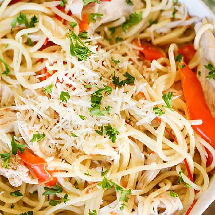 Crock Pot Cajun Chicken Chicken Pasta Receita é cremosa e deliciosa com um pouco de calor. O sabor do Cajun faz jazz neste prato de frango para uma ótima refeição.