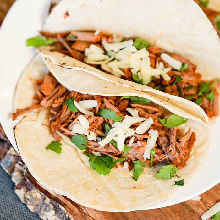 これらのメキシコのブリスケットの壷の鍋のタコスは速い夕食かあなたの次の党のために完全である。 これらの遅い炊事道具の胸肉のタコスは速く、容易な夕食の調理法である。 