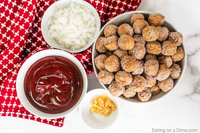 Crockpot BBQ Meatballs ha solo 4 ingredienti e la slow cooker rende tutto super facile. Godetevi una cena facile quando si makeslow cooker bbq meatballs.