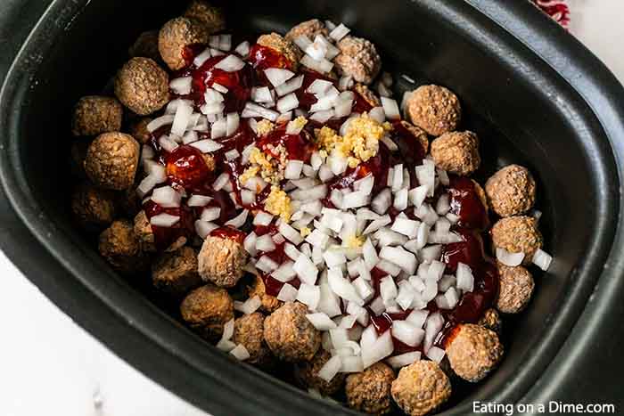 Crockpot BBQ Gehaktballetjes heeft slechts 4 ingrediënten en de slowcooker maakt het super makkelijk. Geniet van een gemakkelijk diner wanneer u slowcooker bbq gehaktballen maakt.