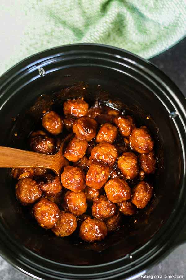 Crockpot BBQ Meatballs hat nur 4 Zutaten und der Slow Cooker macht es super einfach. Genießen Sie ein einfaches Abendessen, wenn Sie 