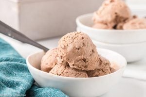 Homemade chocolate ice cream - Only 4 ingredients