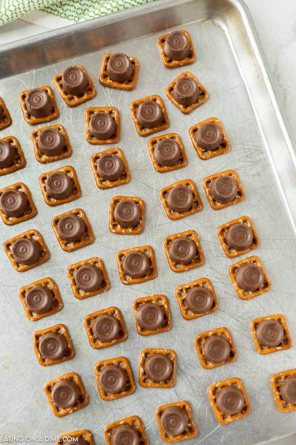 Easy Pretzel Turtles with Rolos! {3 Ingredients} - The Frugal Girls