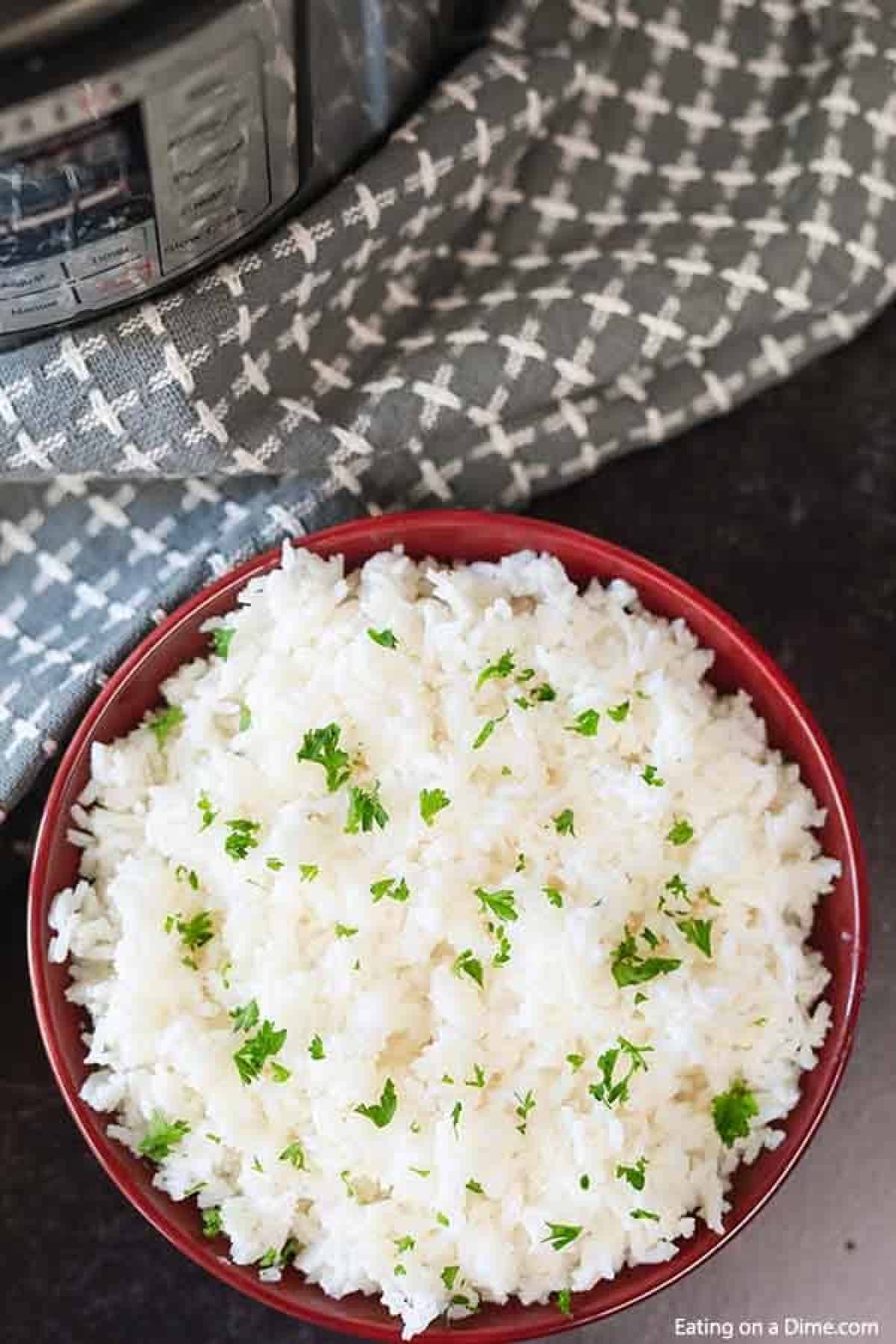 Close up image of a bowl of white rice. 