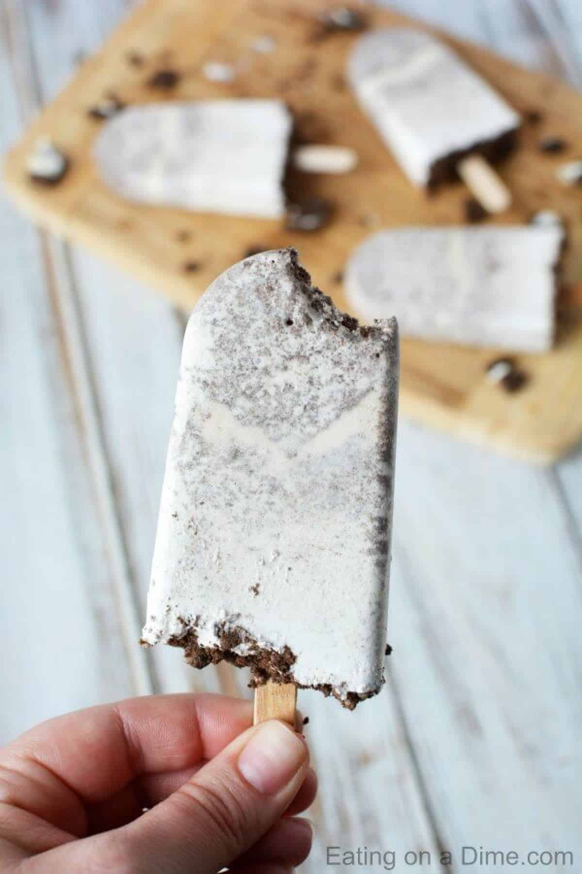 Cookies and cream popsicles are so creamy and delicious.These Oreo popsicles are so easy to make.This is such a yummy ice cream popsicle. 