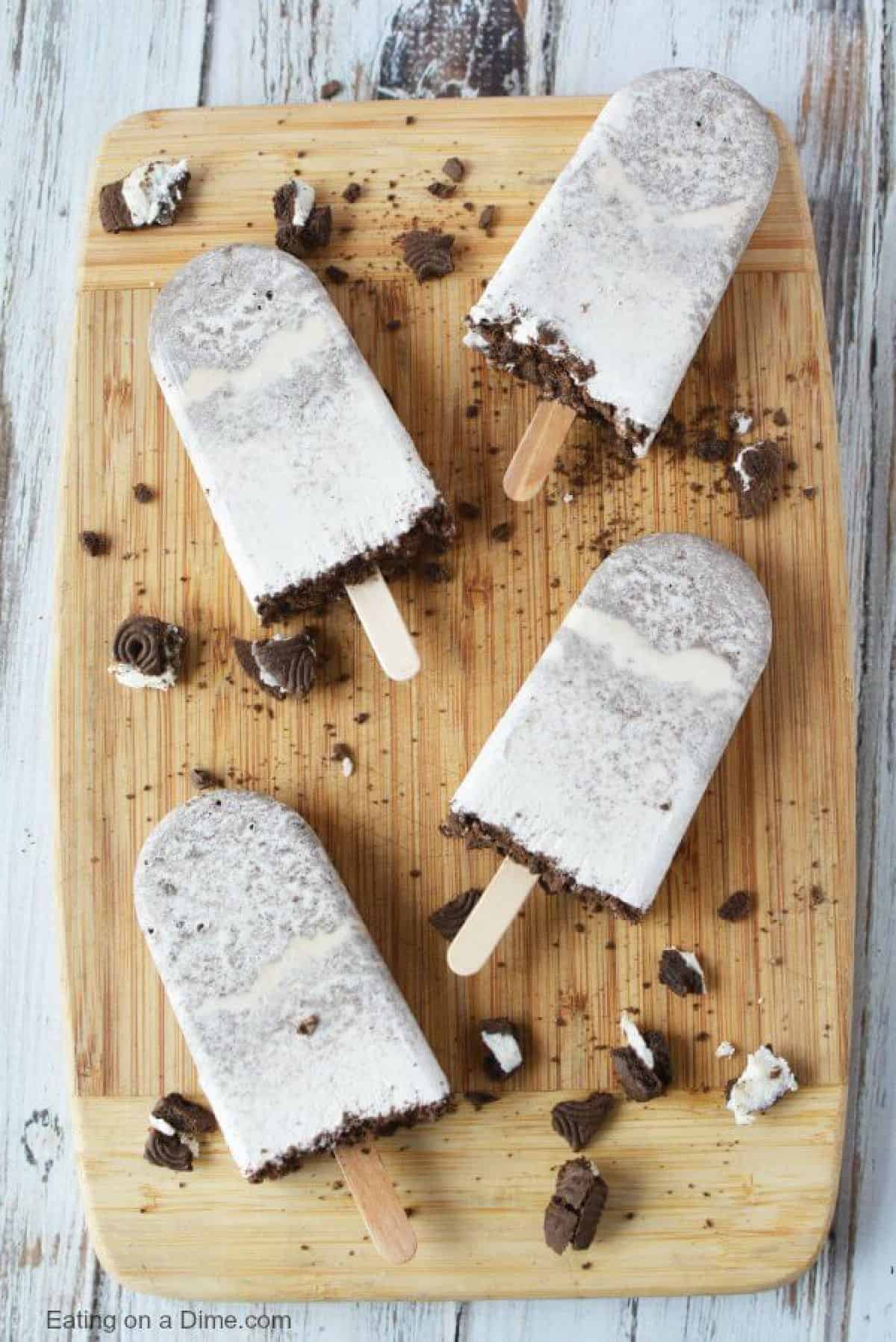 Cookies and cream popsicles are so creamy and delicious.These Oreo popsicles are so easy to make.This is such a yummy ice cream popsicle. 