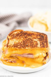 Grilled ham and cheese sandwich - Ready in 10 minutes