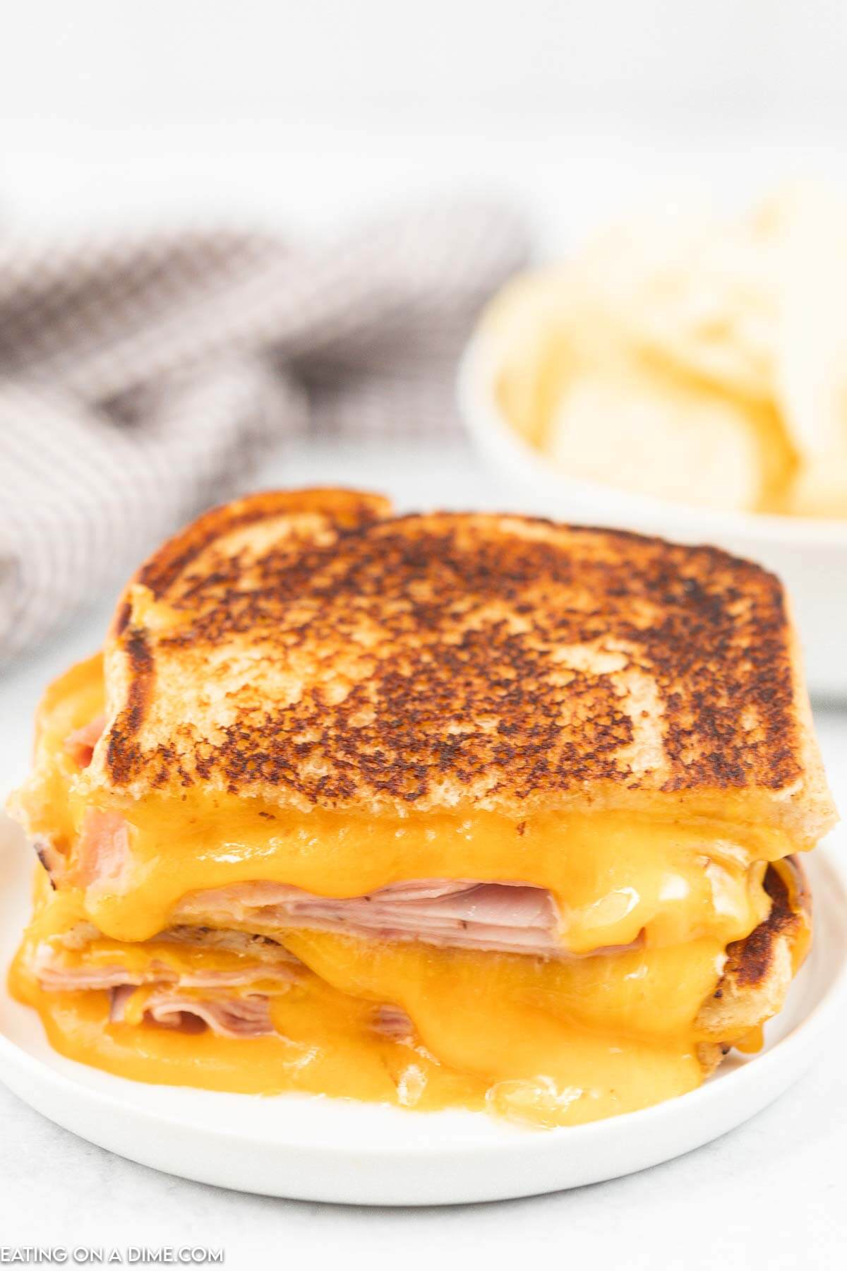 Grilled ham and cheese sandwich - Ready in 10 minutes