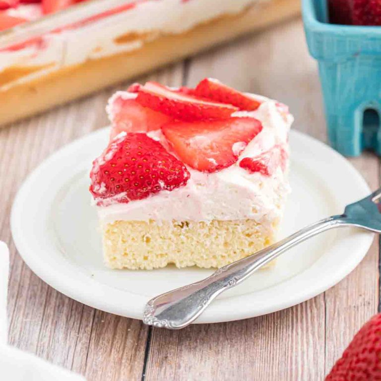 Strawberry Cake - 2 ingredient strawberry cake recipe