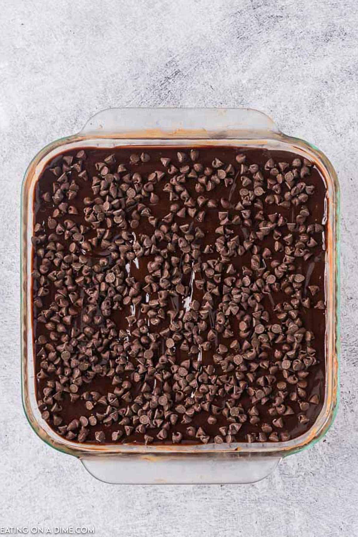 Topping chocolate ganache with chocolate chips