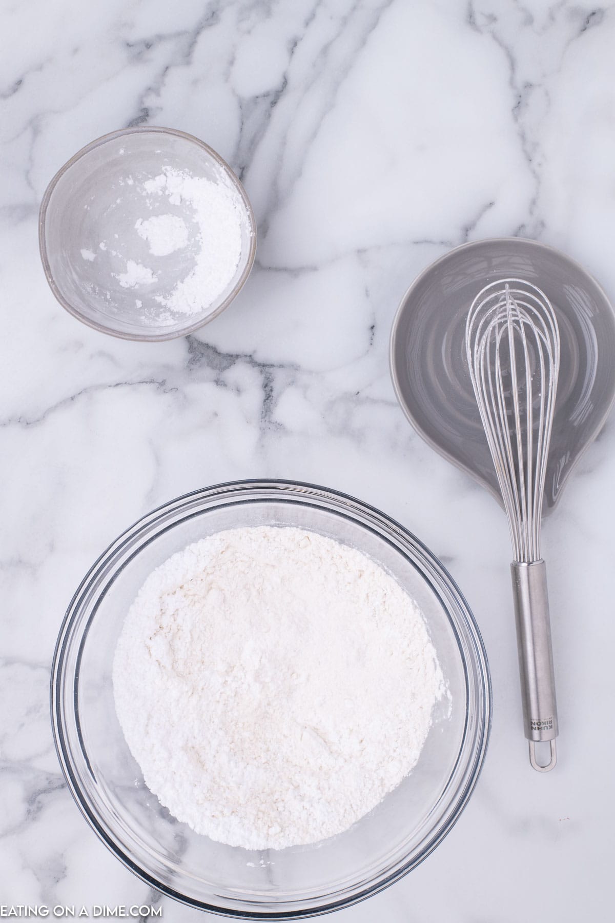 Flour and powdered sugar in a bowl