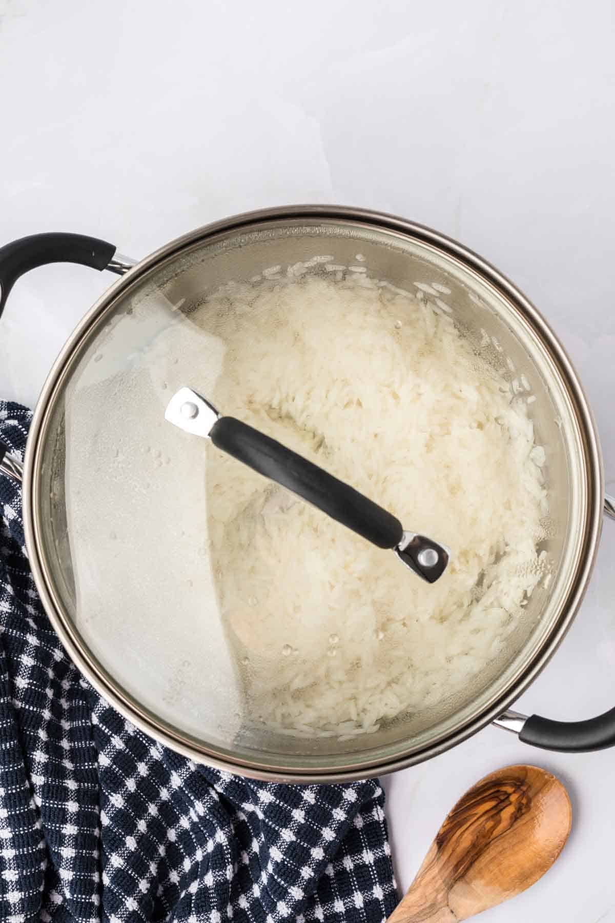 Cooked rice with a lid on the sauce pan