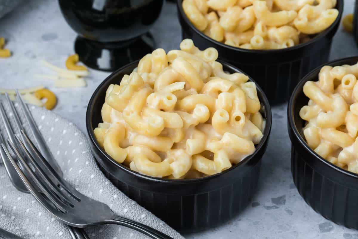 White Cheddar mac and Cheese in small black bowls