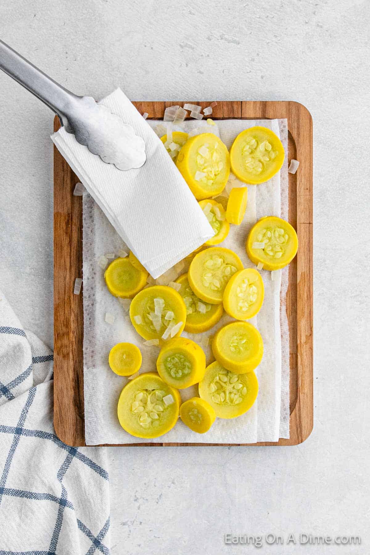 Drying slice cooked squash with paper towels 