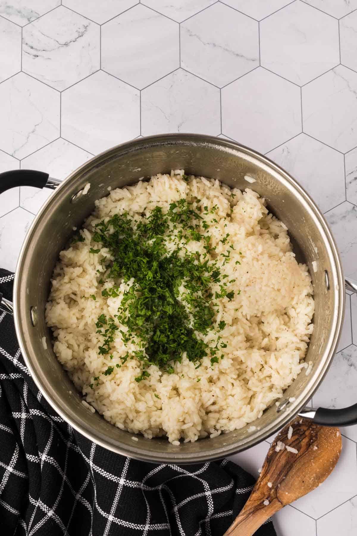 White rice topped with parsley in a large pot